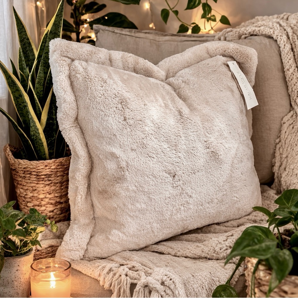 RACHEL ZOE Soft & Cozy Faux Fur Accent Pillow ! NWT! Cuddle up in coziness 😴 - Picture 2 of 14